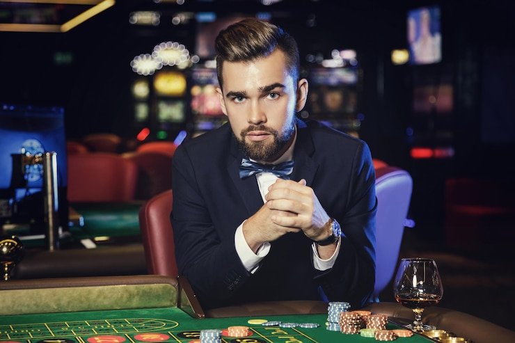 Dealer profesional Relax Gaming melayani pemain di meja Baccarat glowin 88